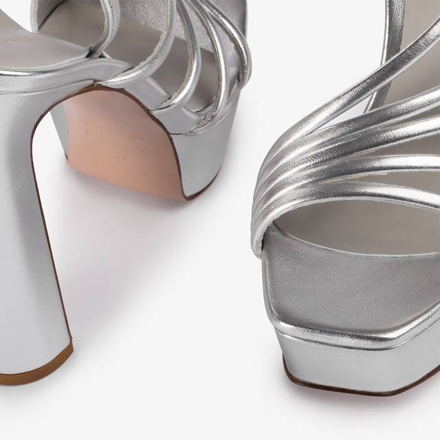 Le Silla Sandalo con plateau pelle laminata argento Cyber Monday