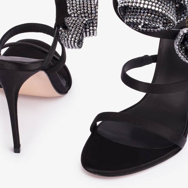 Le Silla Sandalo raso nero con rose in Cristalli argento Super sconto