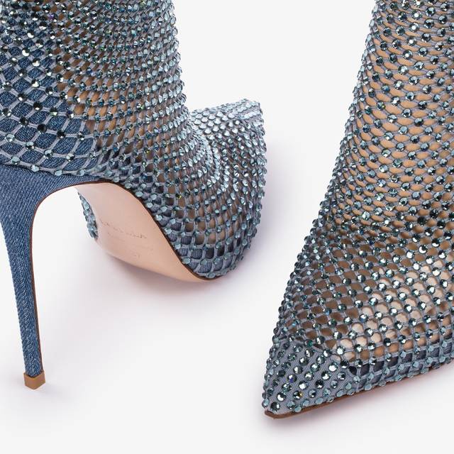 Le Silla Stivaletto calza blu denim e Cristalli Discount Store per i nuovi prodotti