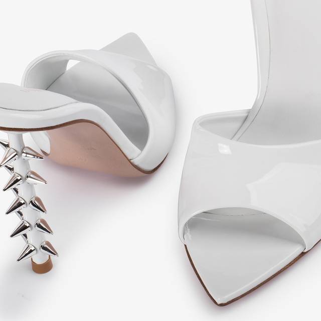 Le Silla Sandalo mule vernice bianco con borchie Ultimo giorno