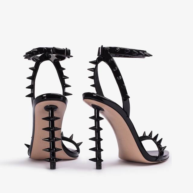 Le Silla Sandalo vernice nero con borchie Fino al 50% di sconto