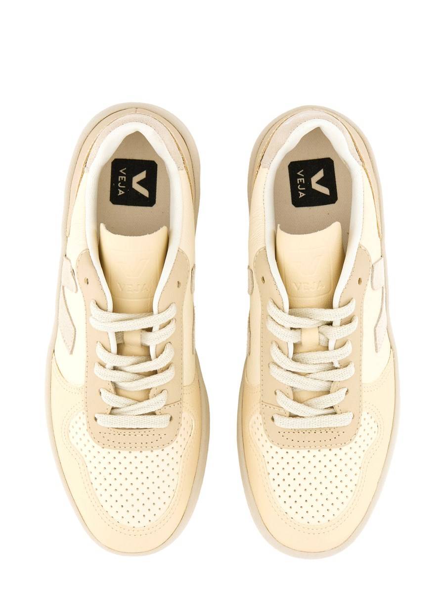 VEJA SNEAKER "V-10" IN PELLE Offerte