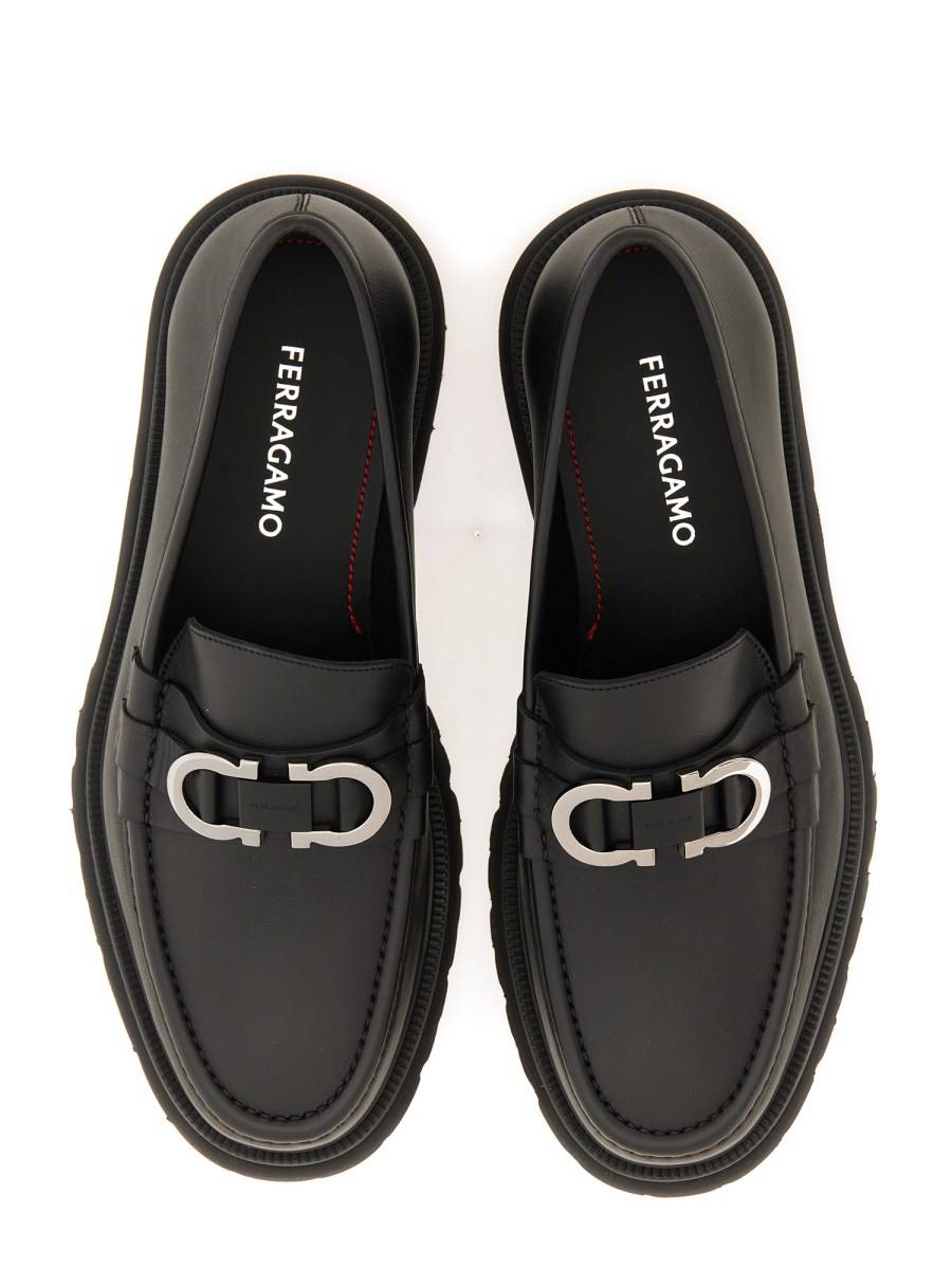 FERRAGAMO MOCASSINO ORNAMENTO GANCINI IN PELLE 2025