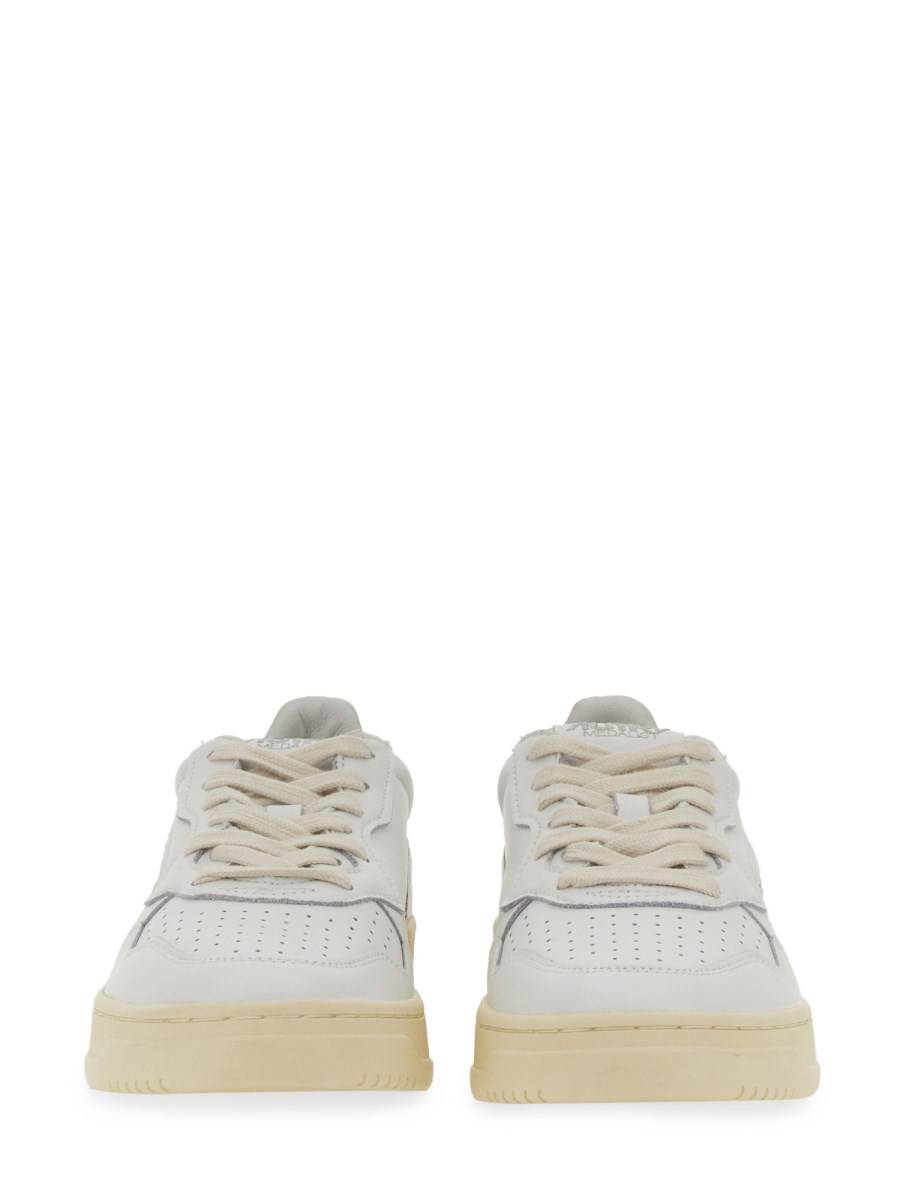 AUTRY SNEAKERS MEDALIST LOW IN PELLE Latest fashion