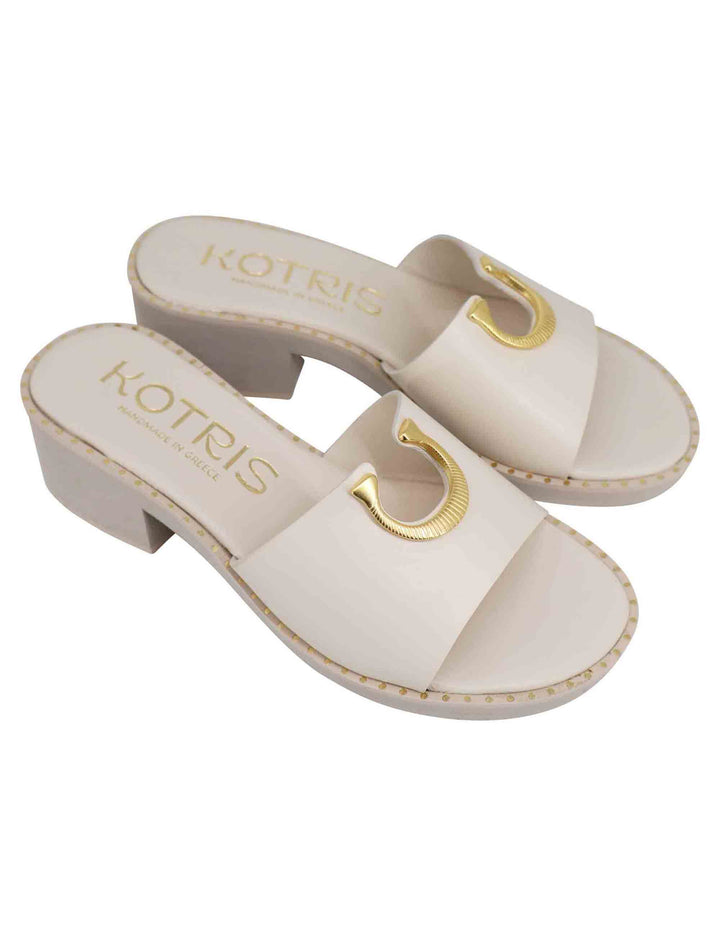 Spatarella Sandali donna in pelle off white con borchia oro e suola in gomma ultra leggera Sostegno trimestrale