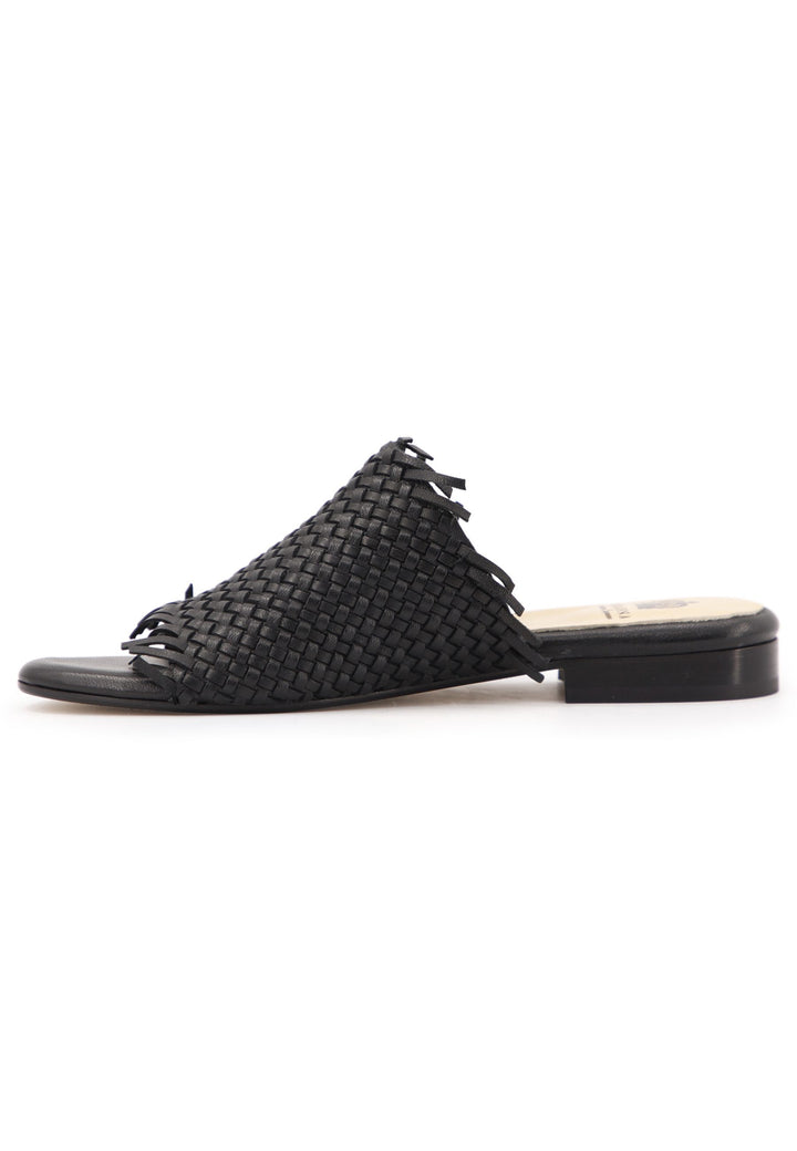 Spatarella Sandali bassi donna in pelle intrecciata nera Comprane uno, ottenene uno gratis