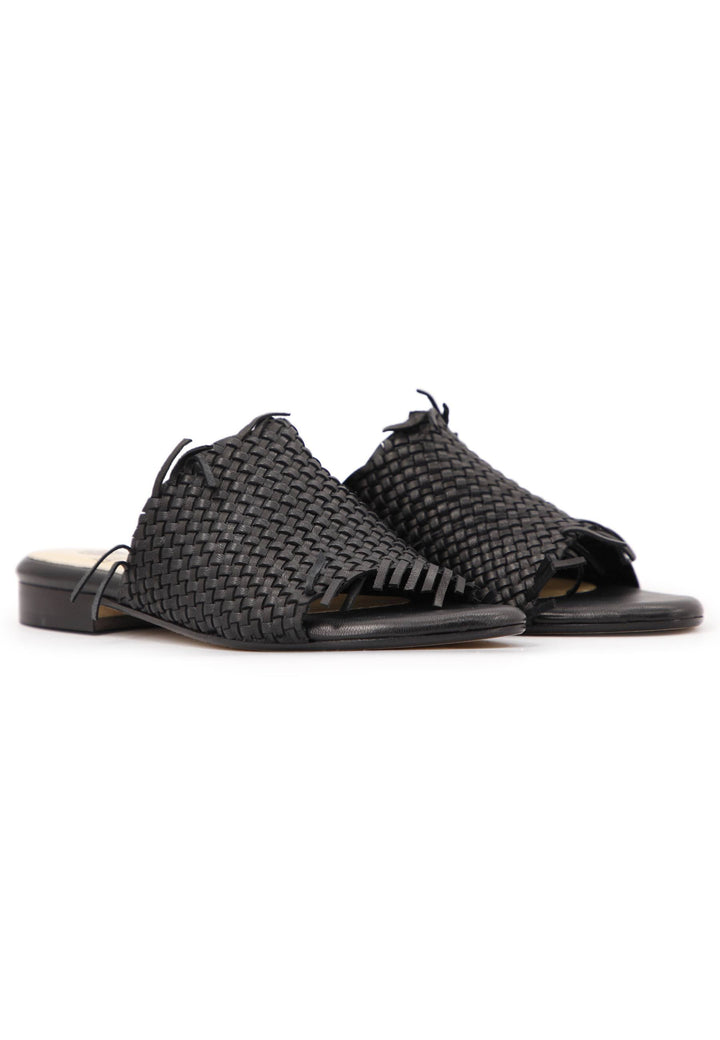 Spatarella Sandali bassi donna in pelle intrecciata nera Comprane uno, ottenene uno gratis