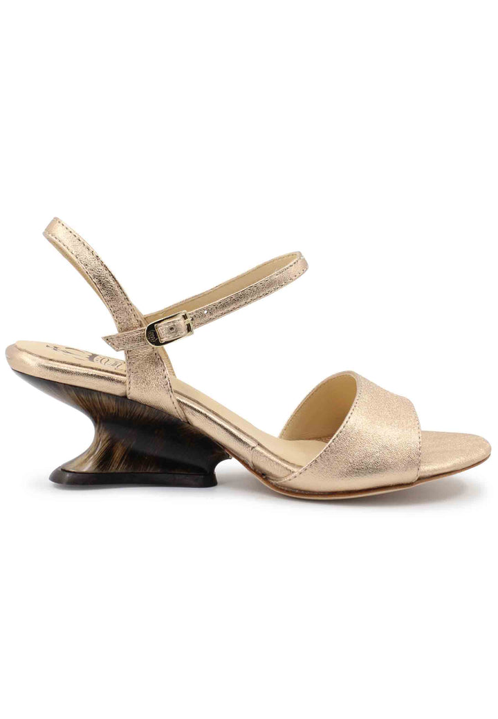 Spatarella Sandali donna in pelle laminata nude con zeppa bassa Ultimi due giorni