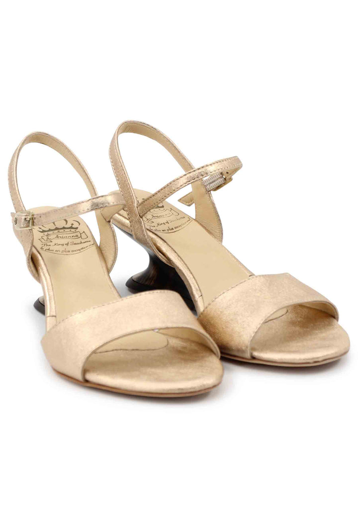 Spatarella Sandali donna in pelle laminata nude con zeppa bassa Ultimi due giorni
