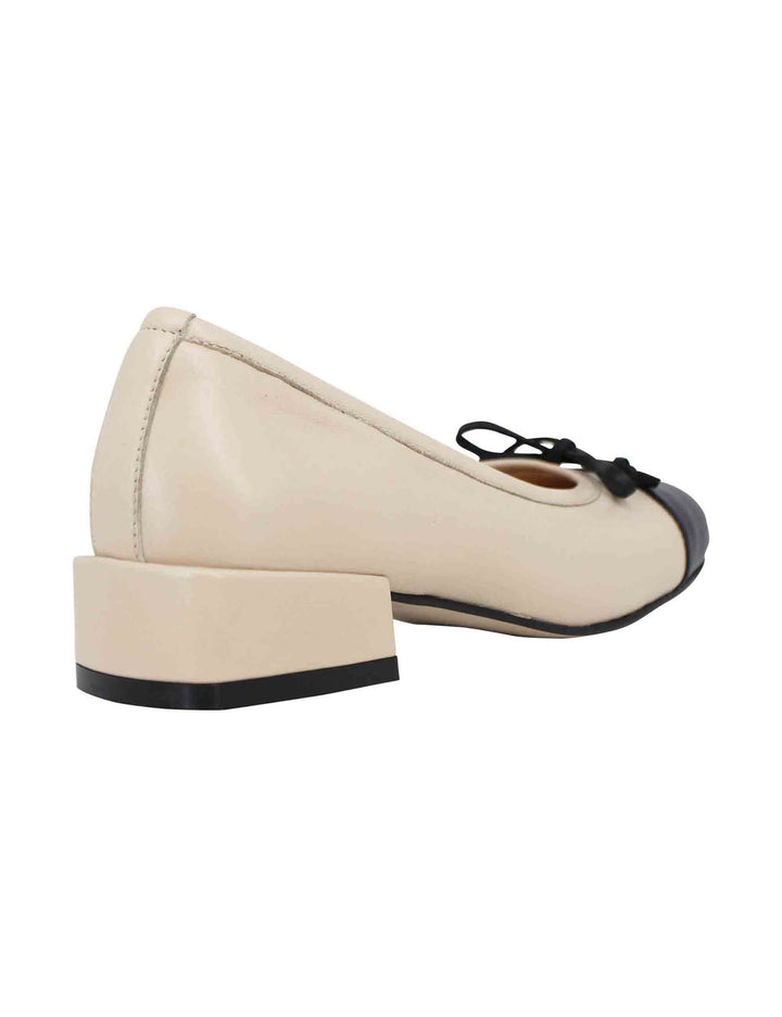 Spatarella Ballerine donna in pelle beige con puntale e fiocco nero Nuovi prodotti